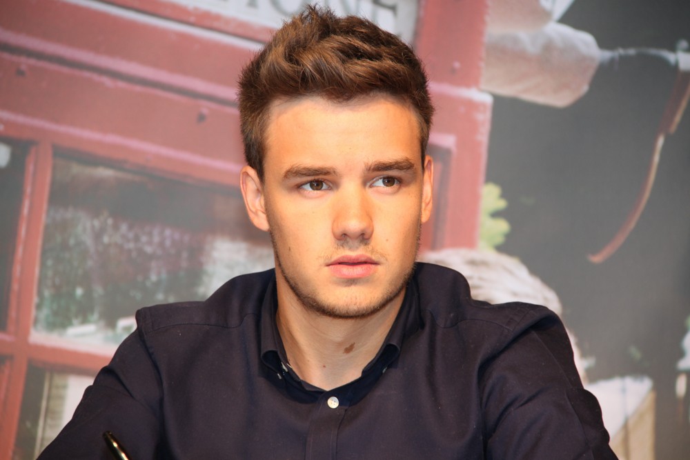 liam-payne-signing-autographs-01