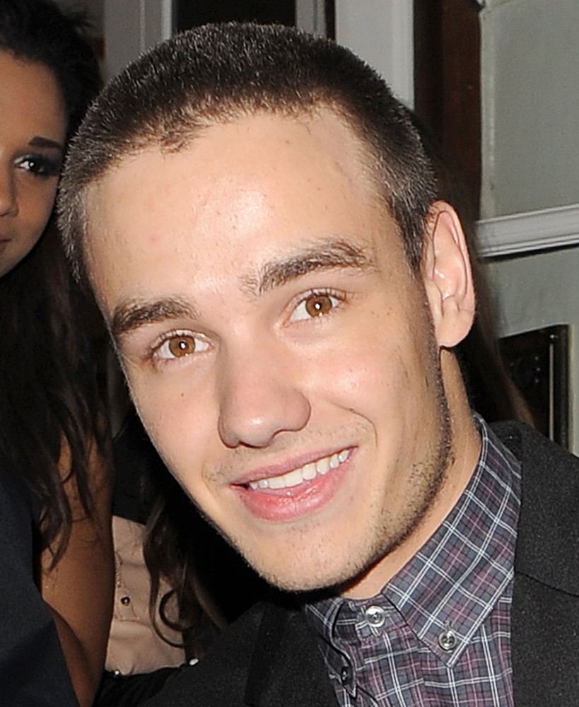 liam-payne-performs-magic-tricks-01