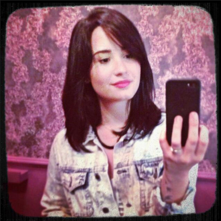 demi-lovato-short-haircut-w724