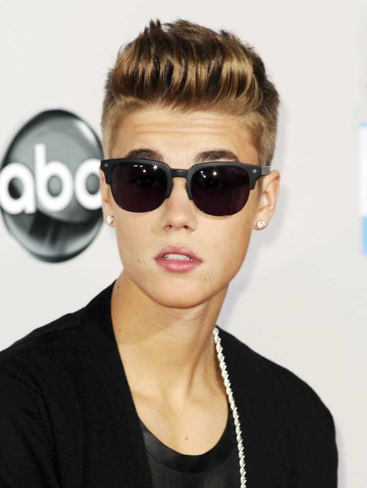 justin-bieber-40th-anniversary-american-music-awards-06