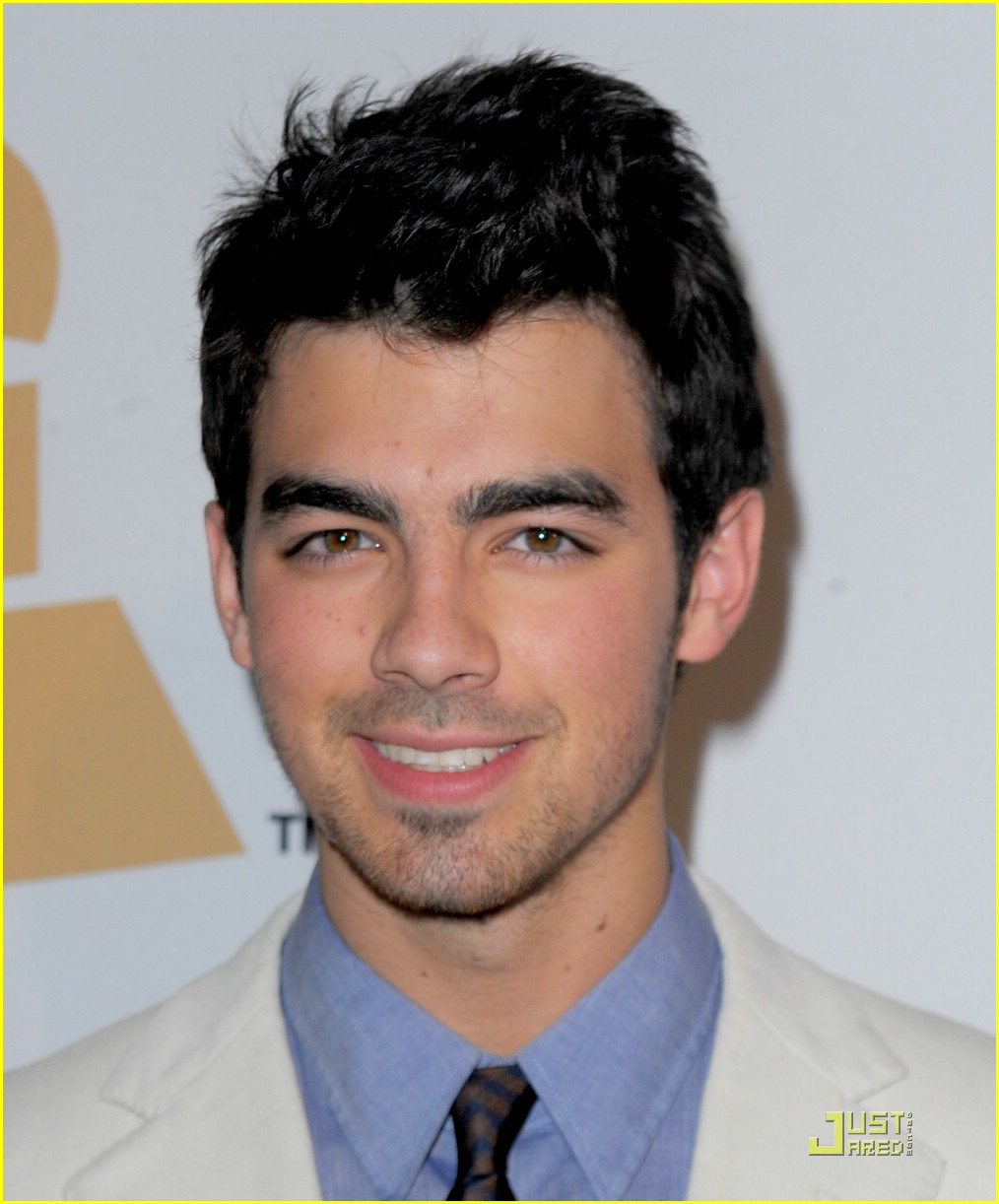 joe_jonas_in_white_coat