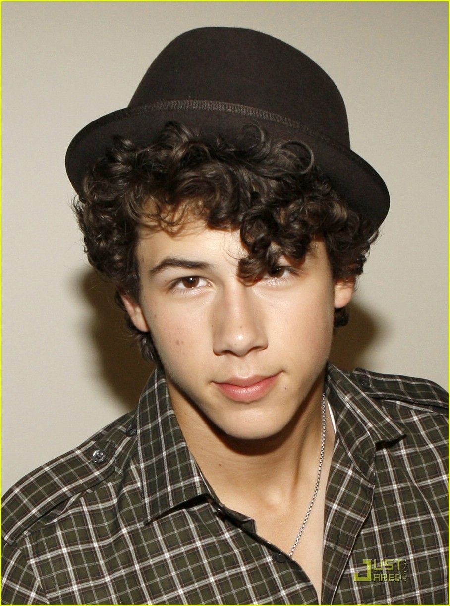 Nick-Jonas-the-jonas-brothers-1886708-908-1222