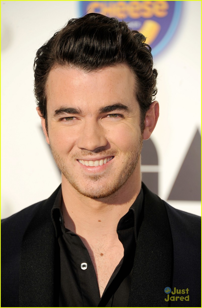 Kevin-Jonas-Video-Game-Awards-2011-kevin-jonas-27616131-802-1222